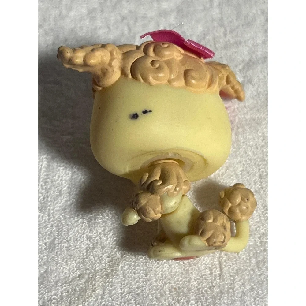 Littlest Pet Shop Portable Pets LPS #146 Poodle w/ Grooming Table